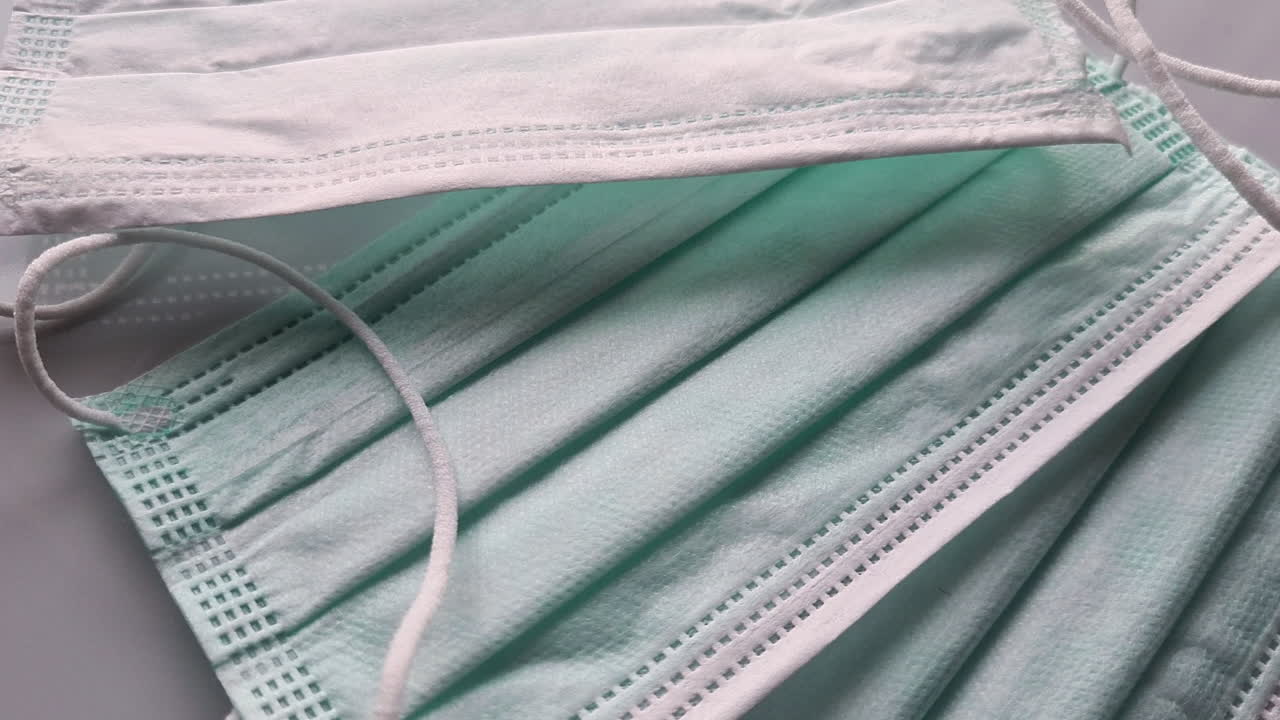 mascarilla quirúrgica protectora para la pandemia en la mesa en vista de órbita