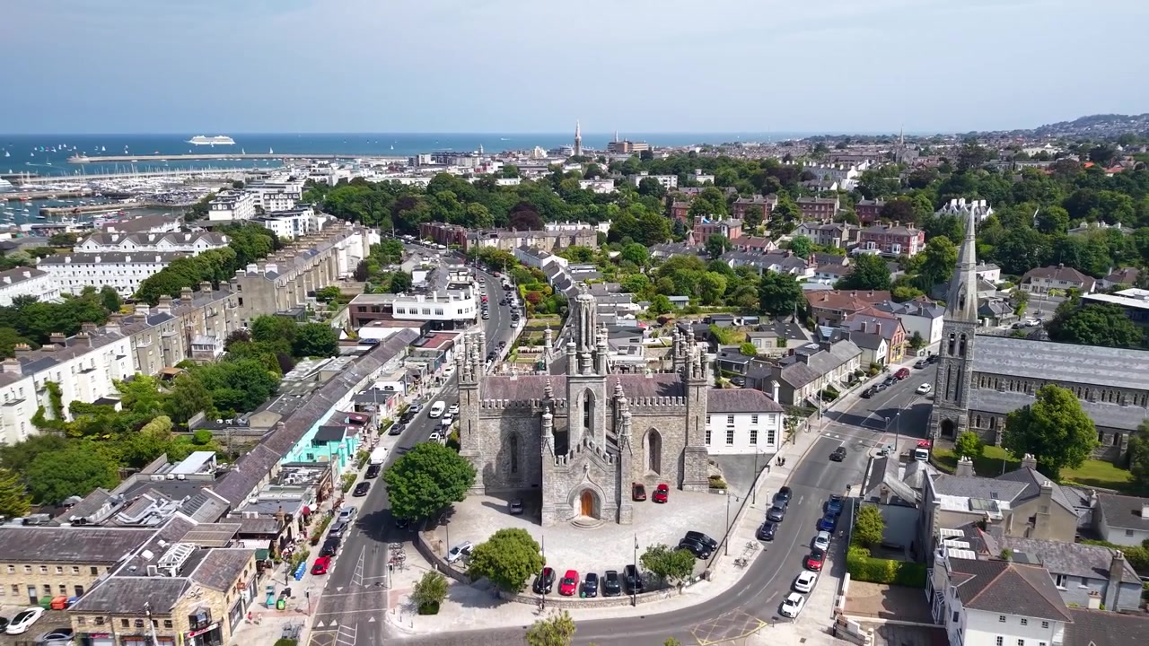 Hermosa revelación aérea sobre la Iglesia de Monkstown hacia la costa, paisaje urbano de Dun Laoghaire, Dublín