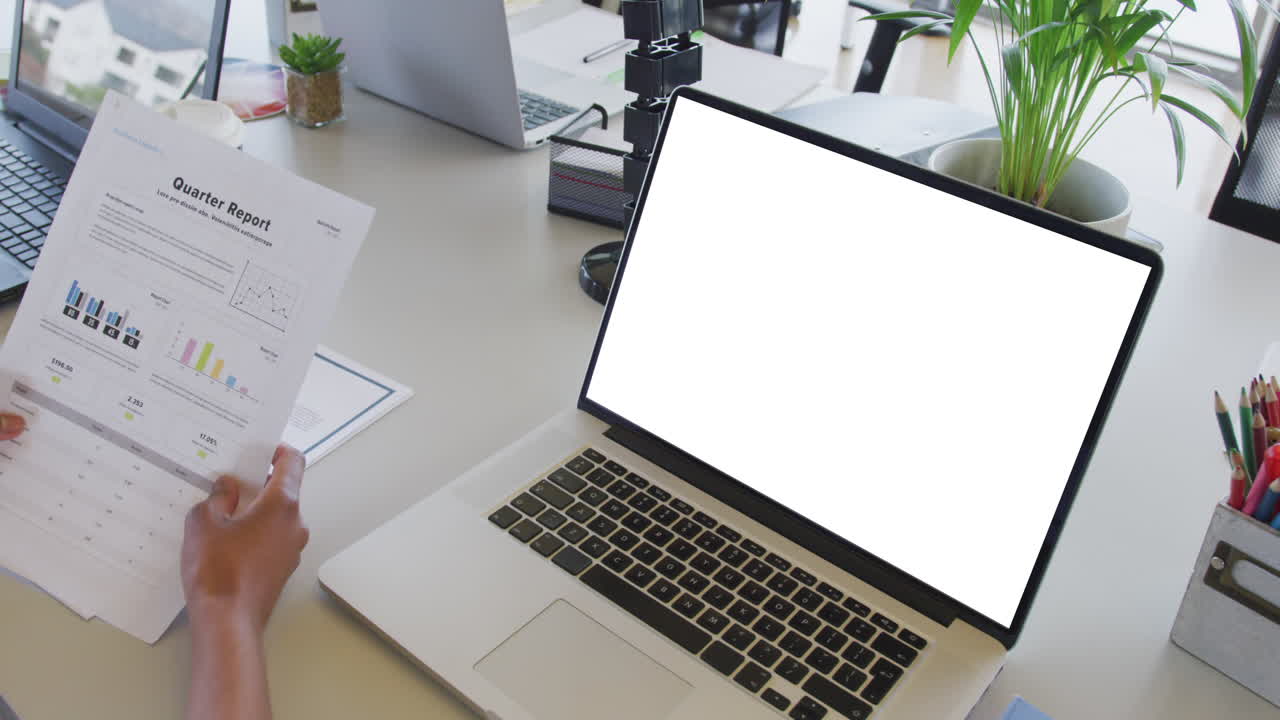 mujer de negocios afroamericana que usa una computadora portátil para una llamada de video con espacio de copia