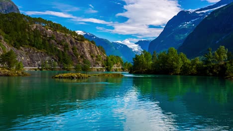 el lago lovatnet es una naturaleza hermosa de noruega.