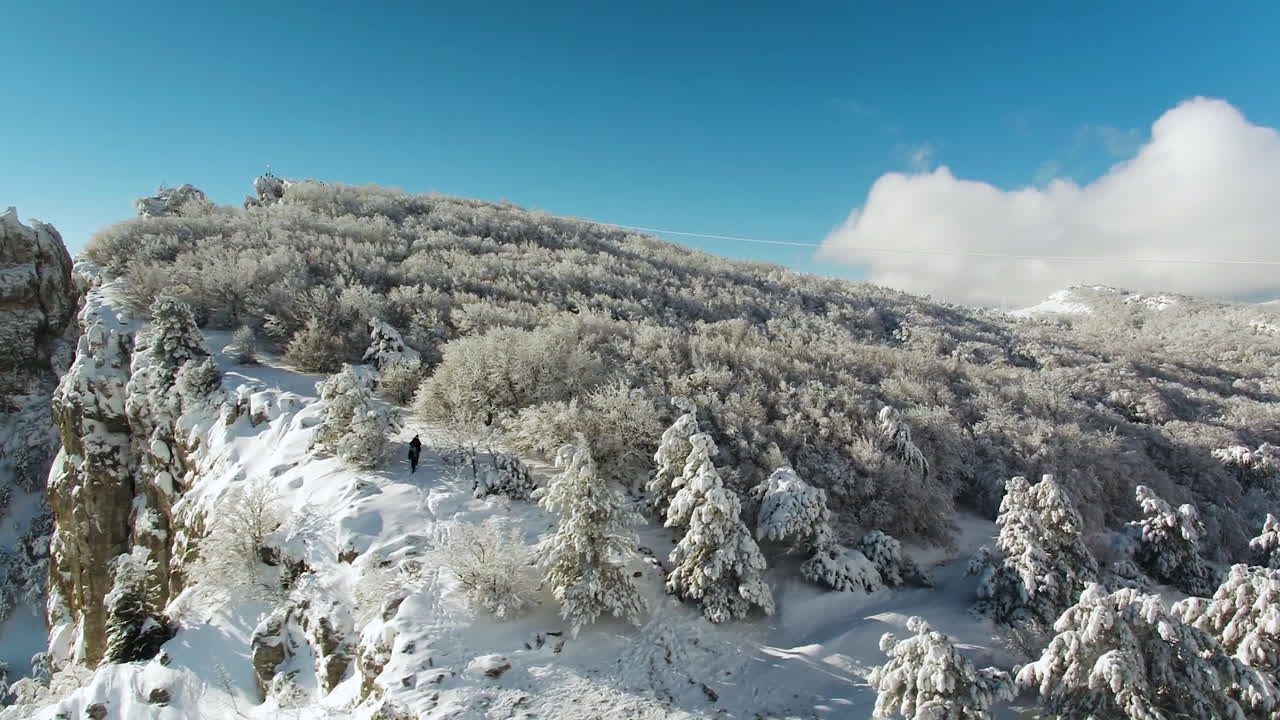 눈 인 산악 산책로