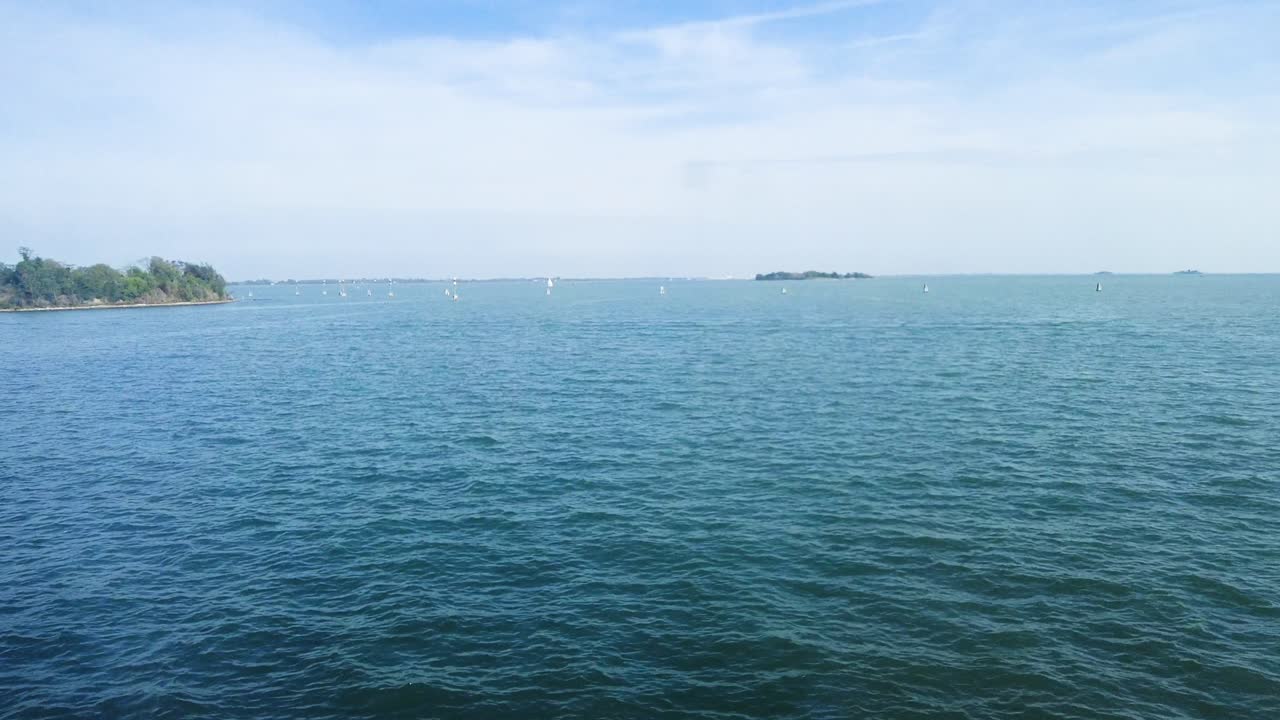 이탈리아 베니스로 여행하는 기차에서 아드리아 해