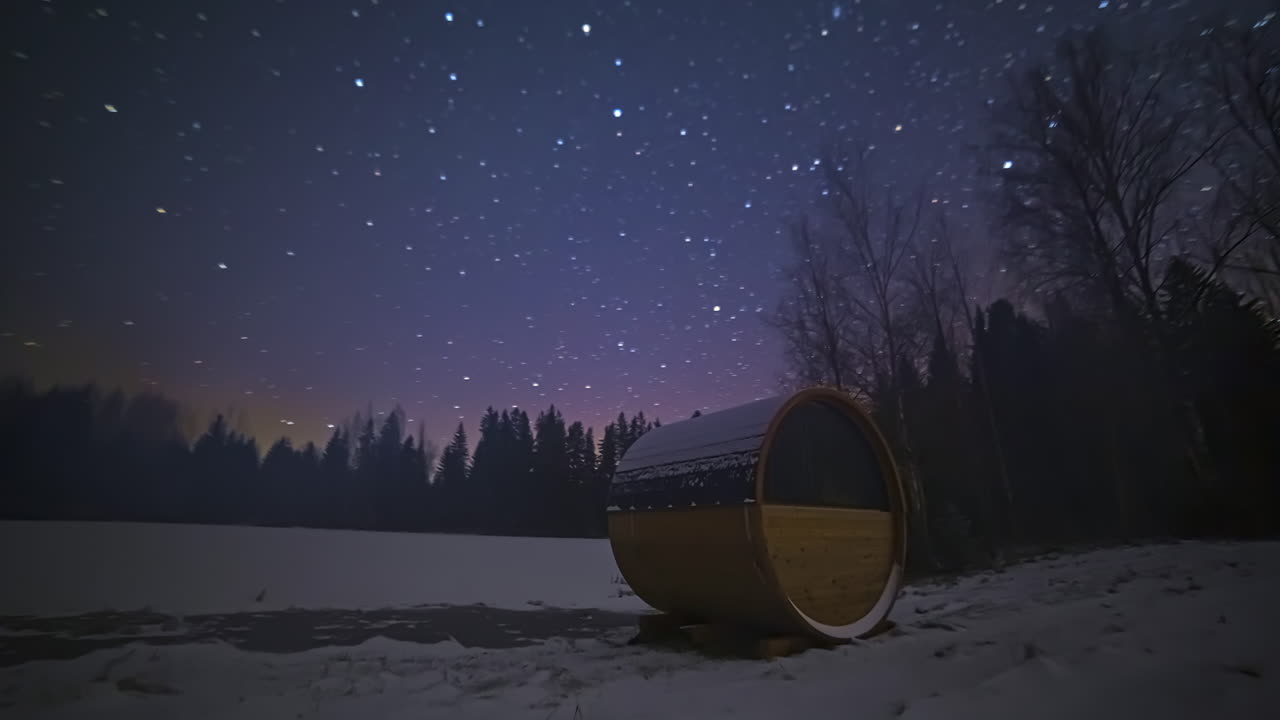 hermosas estrellas en la noche sobre el bosque y la sauna de barril de termomadera
