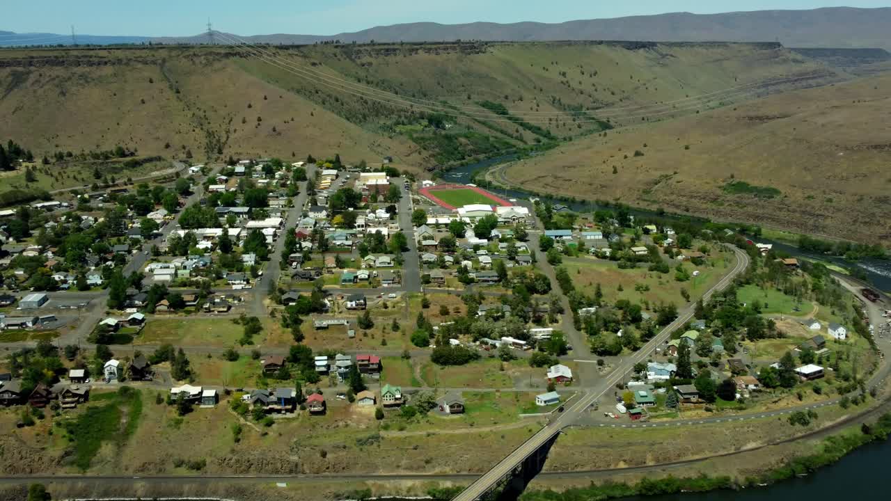 US, Oregon, Maupin, , 2025-05-08 - Drone view of the city of Maupin, Hwy 197, and the Deschutes River near north central Oregon