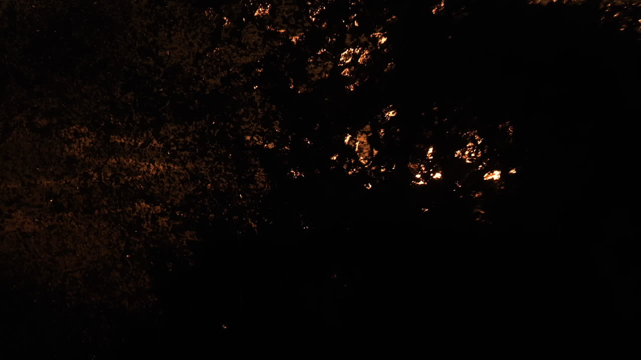 las olas salpicaron y escondieron el sol de la vista