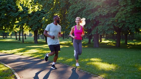 una pareja corriendo en el parque.