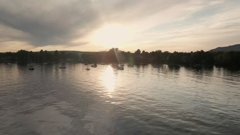 Rayos-Blancos-De-La-Luz-Del-Sol-Reflejados-Sobre-La-Superficie-Del-Agua-Del-Hermoso-Lago-Memphremagog-En-Magog,-Quebec,-Canadá---Toma-Panorámica-Izquierda