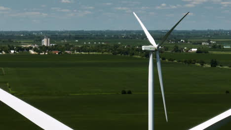 Parada-Del-Aerogenerador-En-El-Campo-Con-Cultivos-Verdes