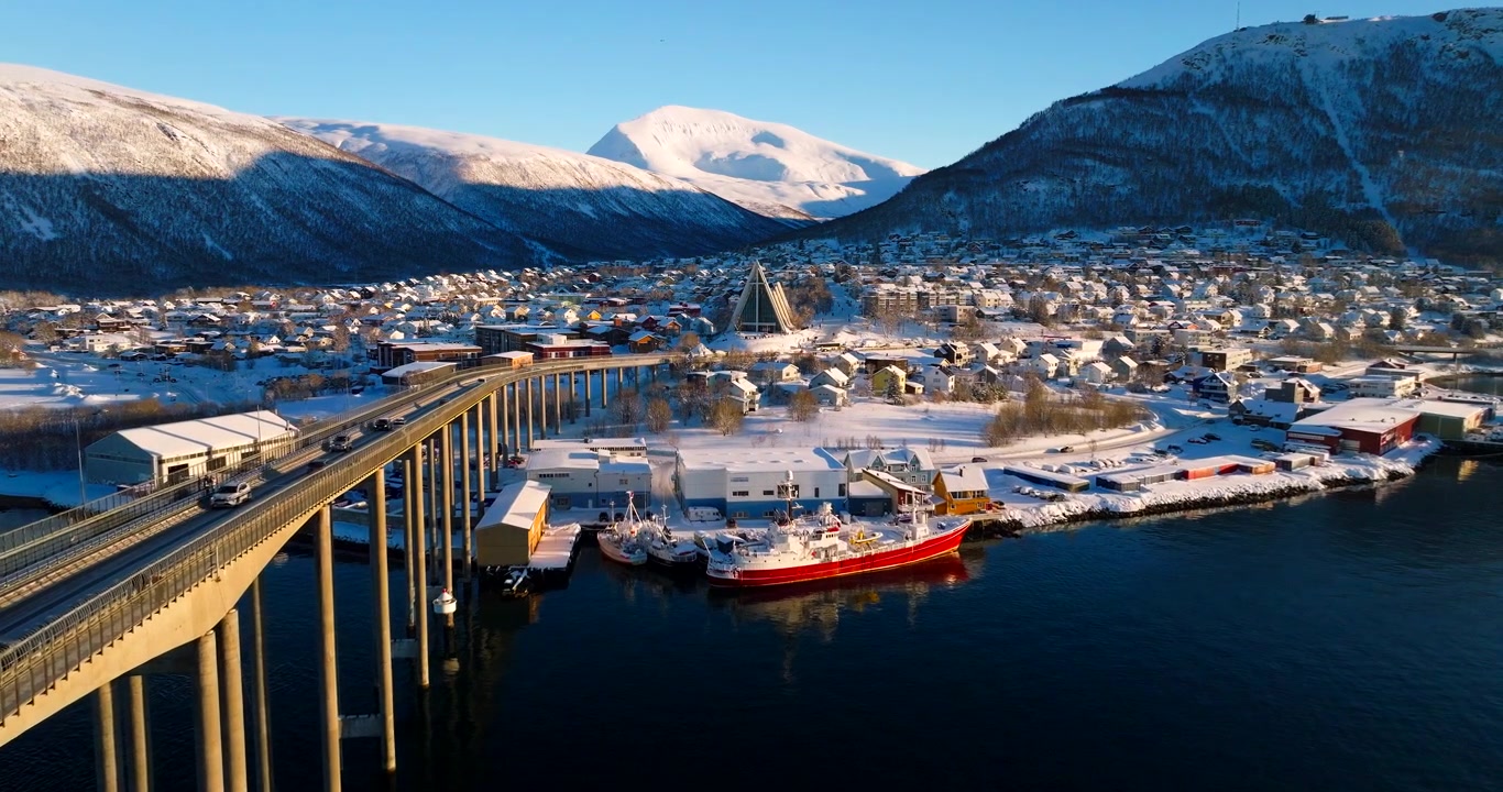 Cathédrale arctique, pont de Tromso et montagnes enneigées à Tromso, Norvège. Vue aérienne en avant.