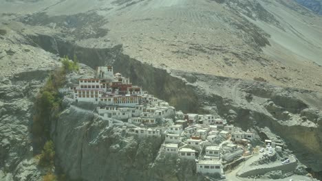 vista aérea del budo maitreya y el monasterio de diskit en el valle de nubra, ladakh