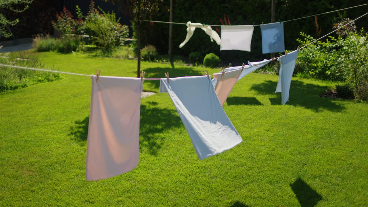 옷 이 정원 에서 건조 하고 있다