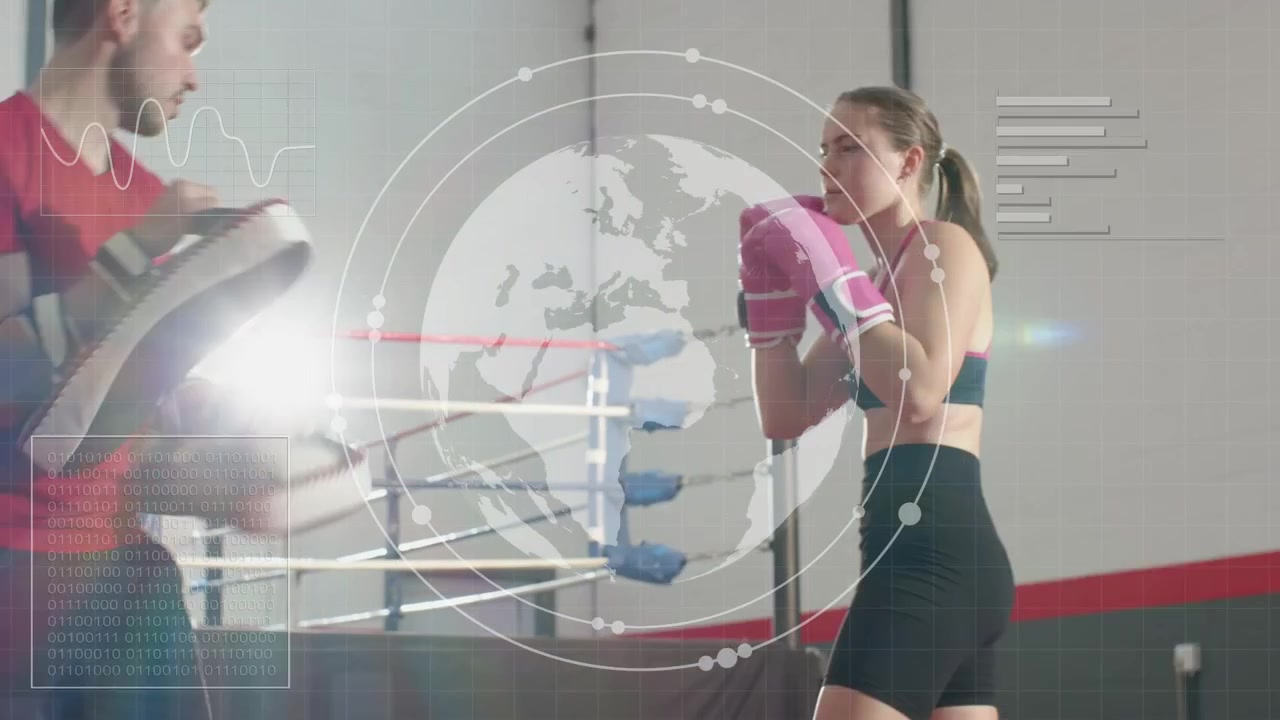 Mulher boxeadora chutando aparador, HUD aparecendo enquanto o treinador move os aparadores, treino de boxe finalizando com um chute forte.