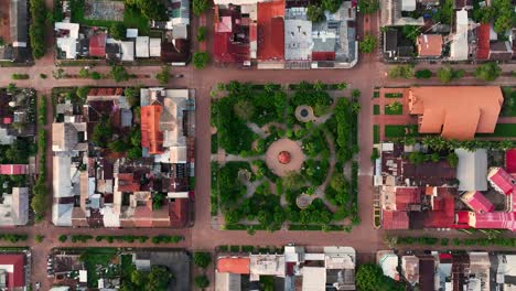 Establecimiento-De-Una-Vista-Aérea-De-Drones-De-Riberalta,-Bolivia-Con-La-Selva-Amazónica-Y-La-Plaza-Principal