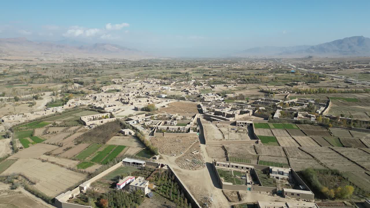 Provincia di Wardak, Afghanistan. Vista aerea con drone di case di villaggio e campi agricoli vicino a Maidan Shar