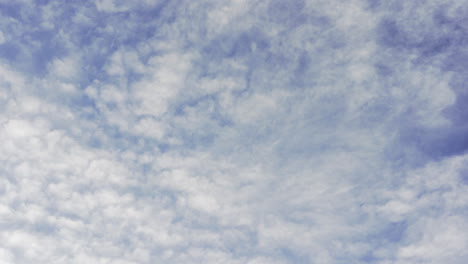 Schnell-Wolken-Blauer-Himmel-Reisezeit-Vergeht-Wie-Im-Flug