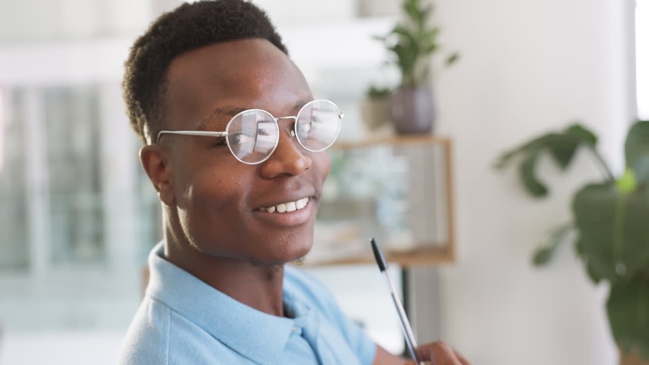 het is technicus, portret en zwarte man ontspannen
