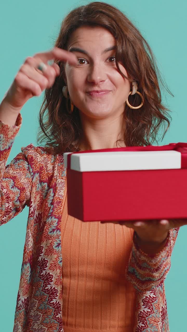 Donna che presenta una scatola di regali di compleanno. Offerta di regalo avvolto. Bonus di carriera. Festa di celebrazione.