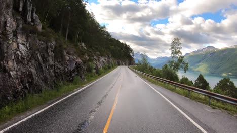 Punto-De-Vista-Del-Vehículo-Conduciendo-Un-Coche-En-Una-Carretera-En-Noruega