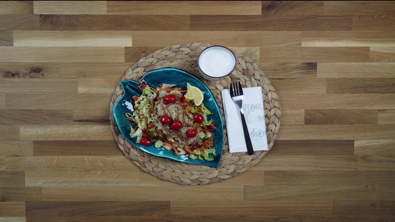 Preparazione di un'insalata di verdure fresche con quinoa