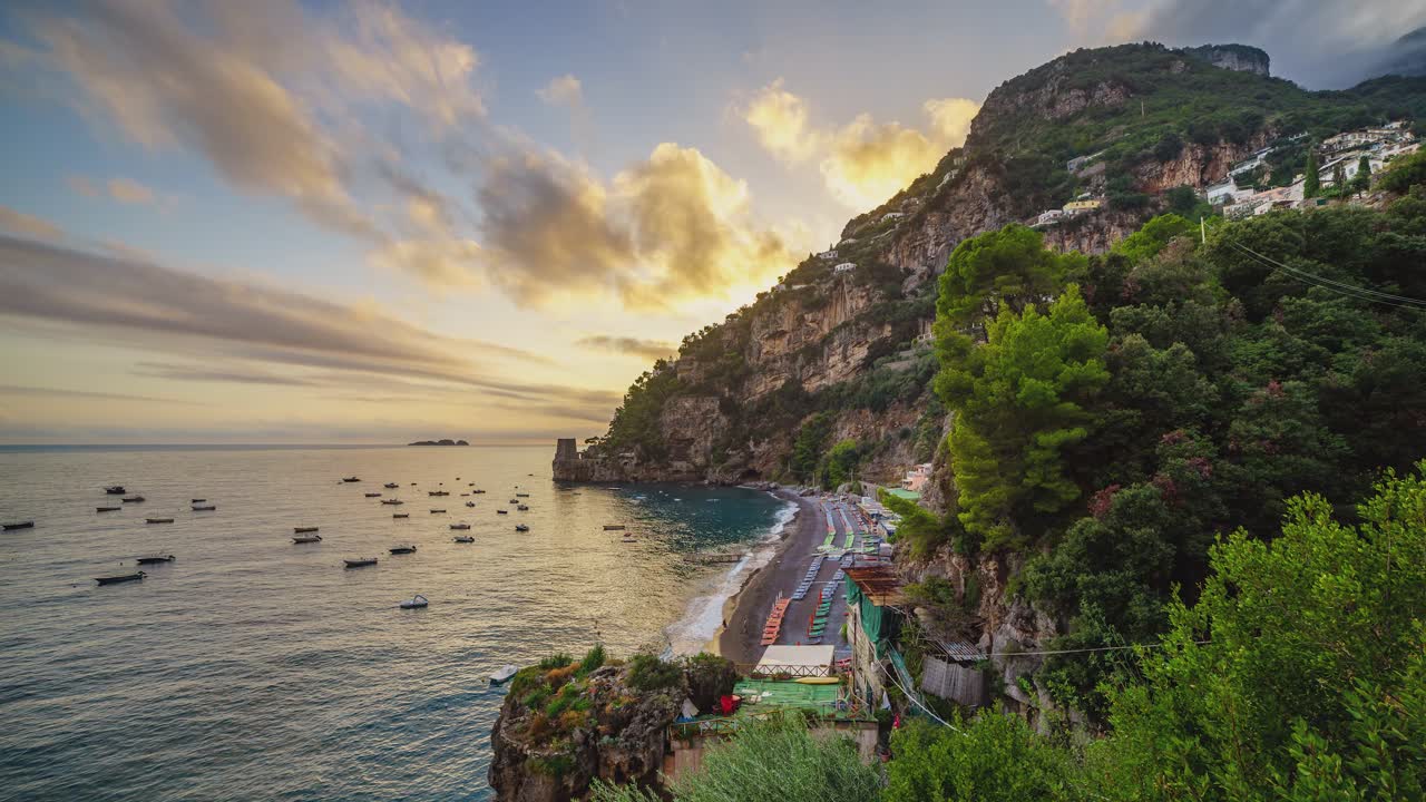 lapso de tiempo aéreo con vistas al pintoresco paisaje de positano, italia