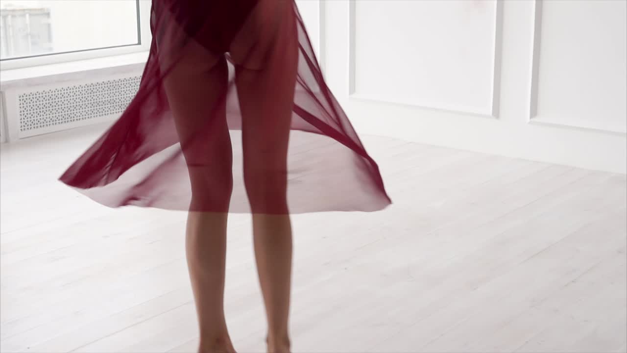 bailarina de ballet practicando en un estudio