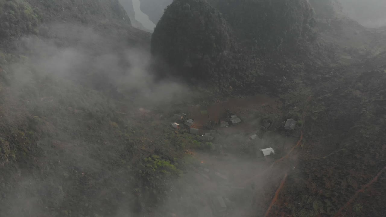 베트남의 마 피 랭 패스 (ma pi leng pass) 의 작은 마을에서 뒤로 날아가고 있습니다.