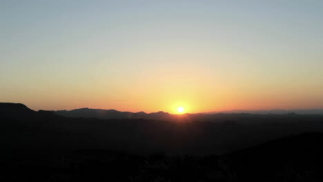 El-Sol-Aparece-Sobre-El-Horizonte-En-La-Hora-Dorada