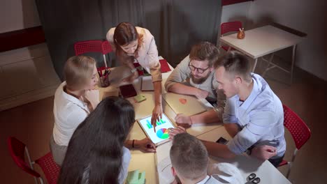 reunión de equipo en la oficina por la noche