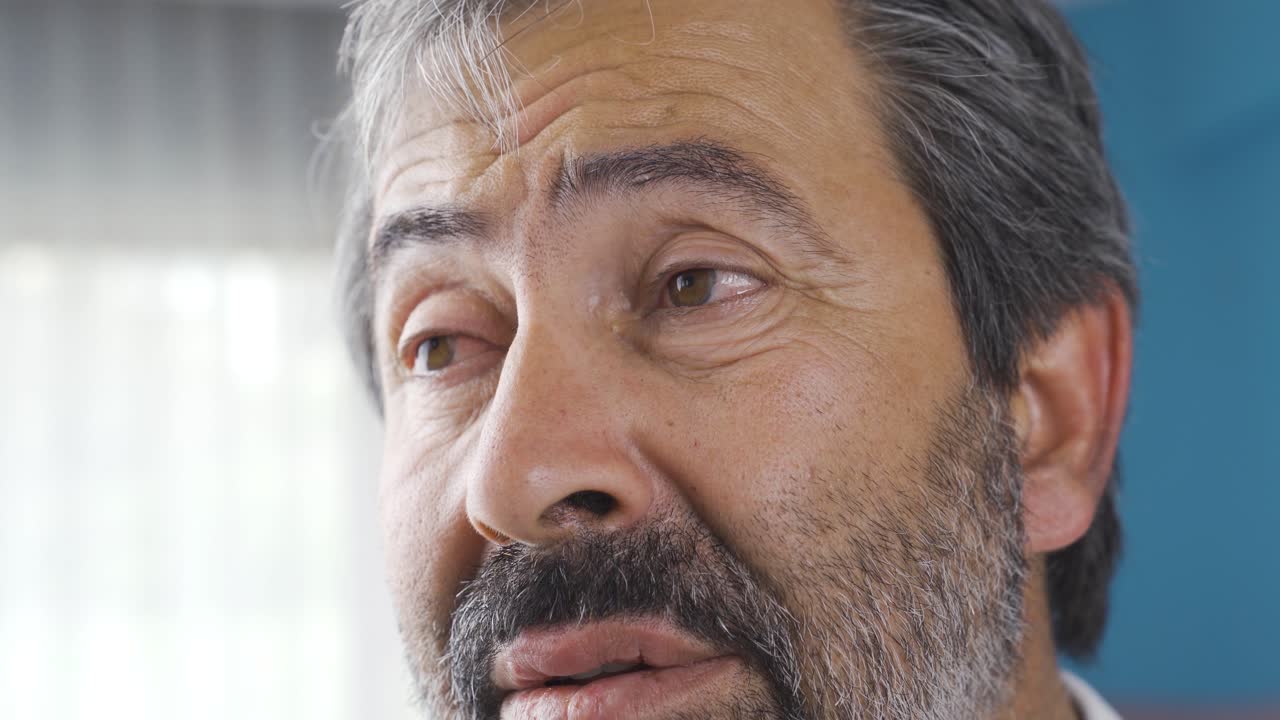 expresión facial emocional del anciano.