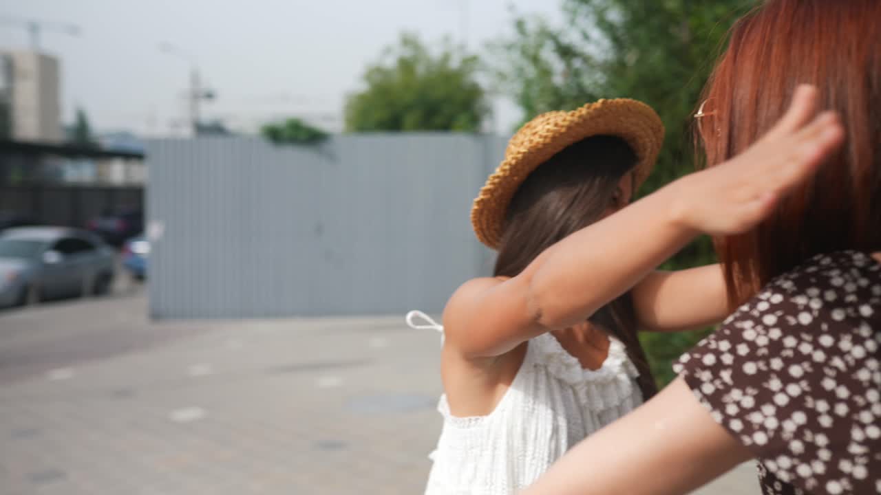 밖에서 안고 있는 두 여자