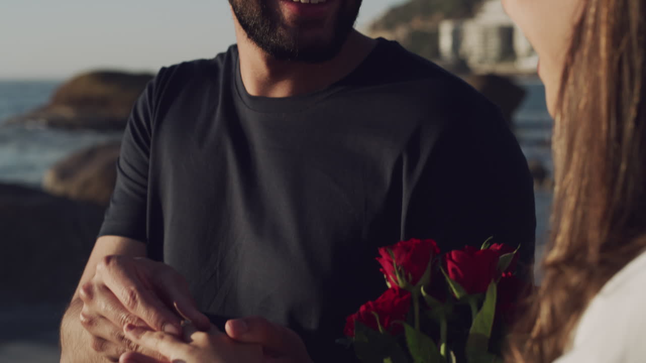 로맨틱한 커플이 청혼 후 약혼합니다.