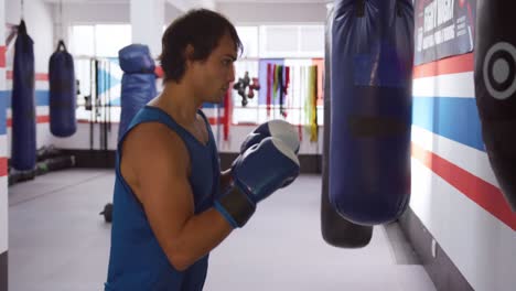 Hombre-Caucásico-Trabajando-En-El-Gimnasio-De-Boxeo