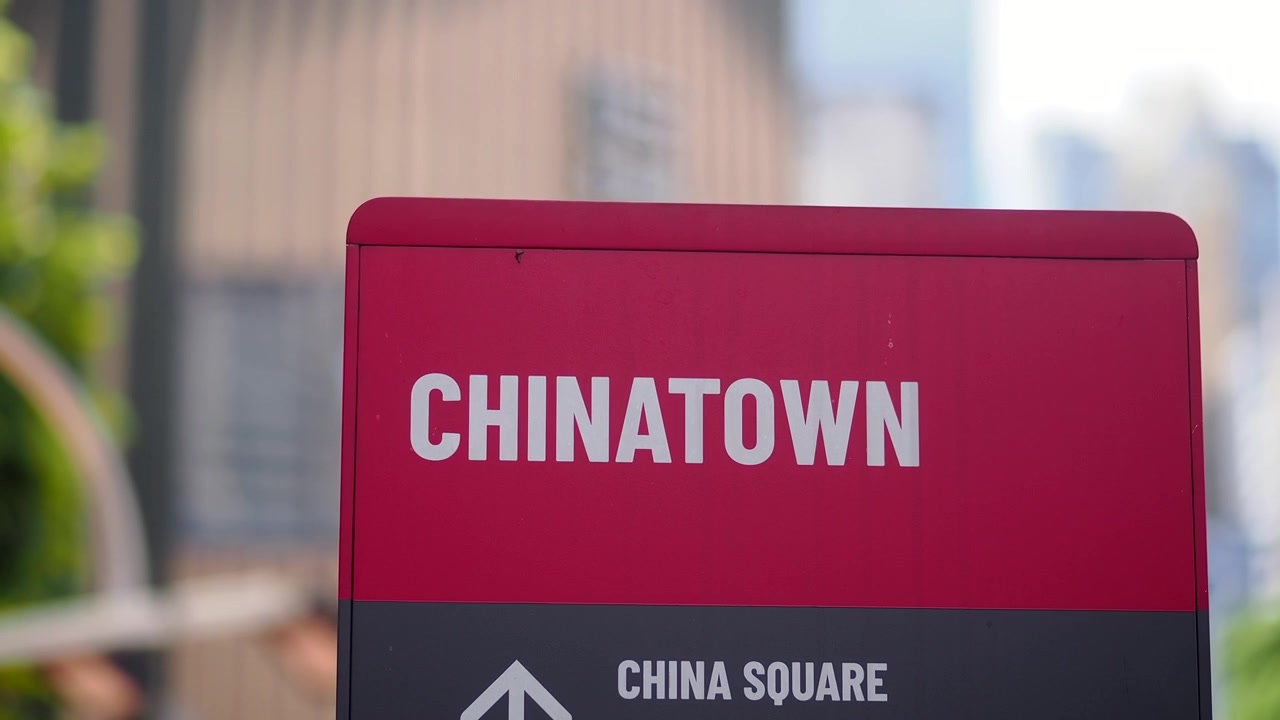 Směrové značení pro Chinatown a China Square v Singapuru