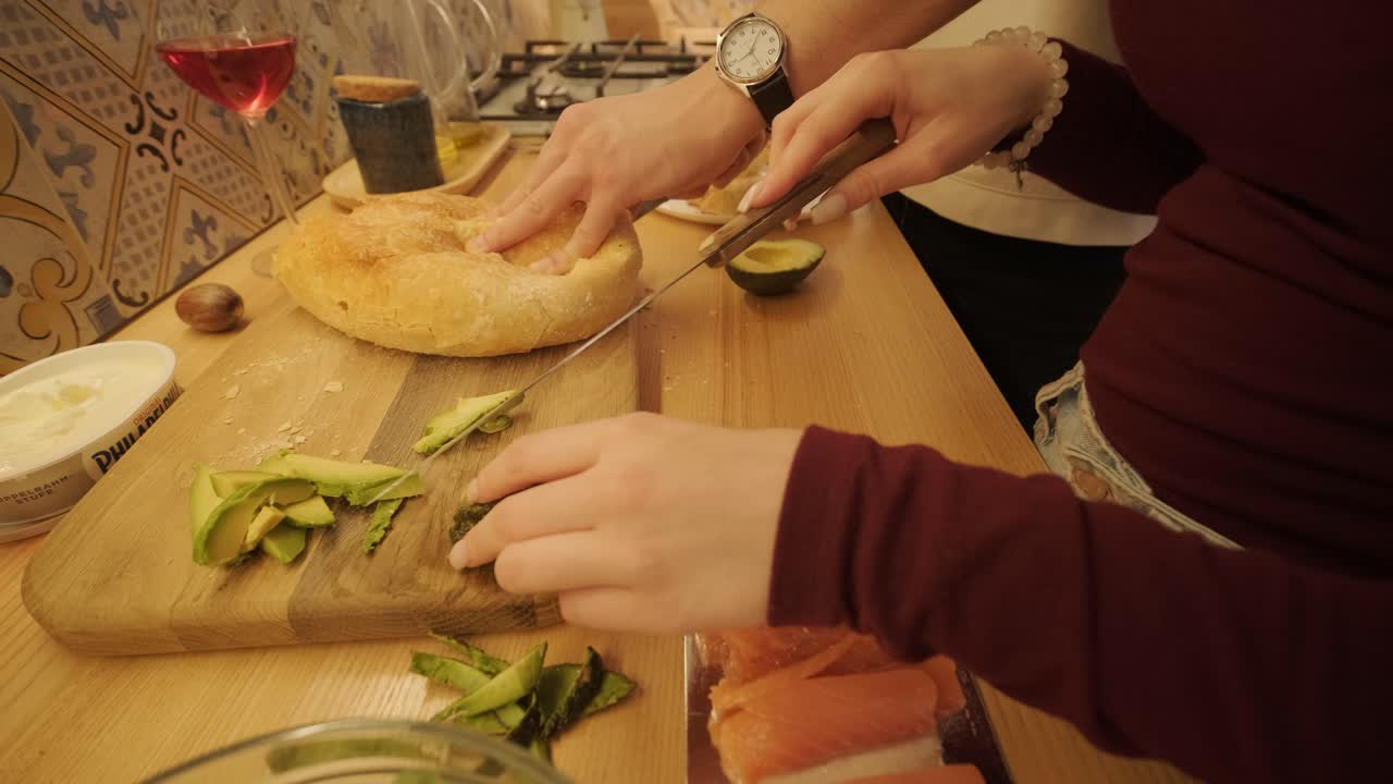 una pareja enamorada haciendo un sándwich en la cocina de la sala de estar
