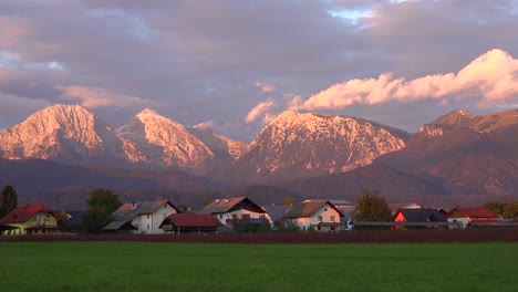 Disparo-De-Lapso-De-Tiempo-De-Casas-Y-Chalés-En-Los-Alpes-Julianos-En-Eslovenia