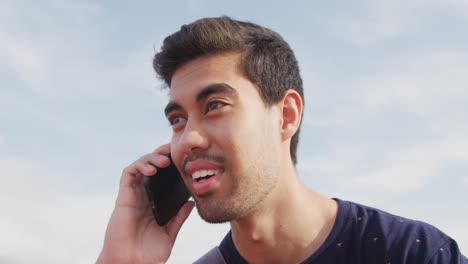 un joven hablando por teléfono
