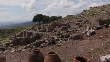 una amplia fotografía de las antiguas ruinas en una ladera de una colina en pérgamo