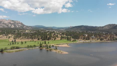 imágenes de drones cerca del parque nacional de las montañas rocosas en colorado