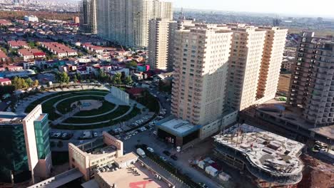 Toma-Aérea-De-La-Calle-100m-En-Erbil-Mostrando-El-Parque-Sakura---Torre-Mrf---Erbil-Irak-4k