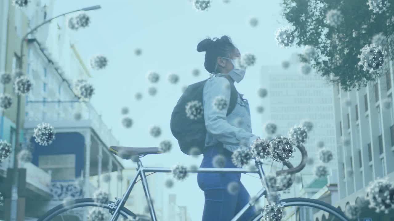 마스크를 쓰고 있는 아시아 여성 위에 떠다니는 거대한 코로나19 세포의 애니메이션