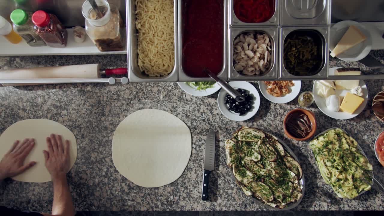 chef anonimo che rotola la pasta per la pasticceria