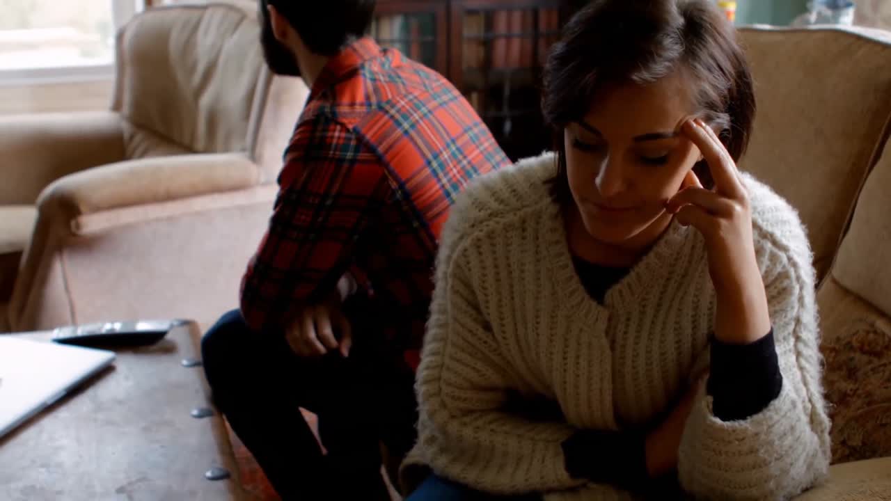 pareja ignorándose entre sí en la sala de estar