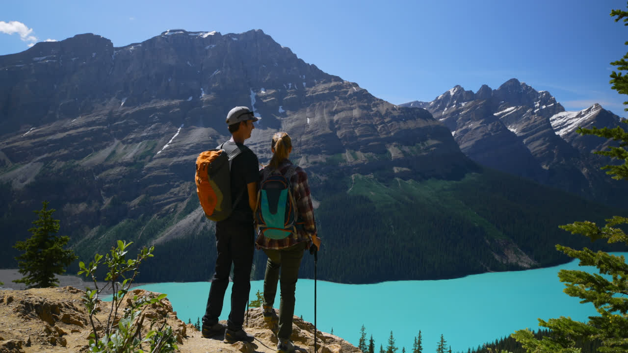 은 날 시골에서 함께 서 있는 부부 4k