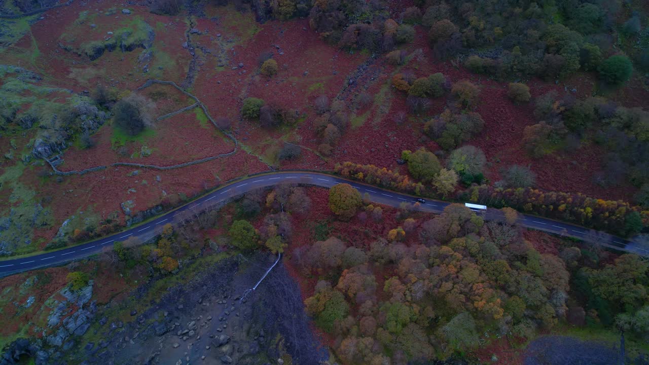 영국 웨일즈의 디노르위크 채석장 근처 시골길을 달리는 차량들