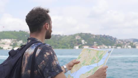 el turista está usando un mapa, buscando.