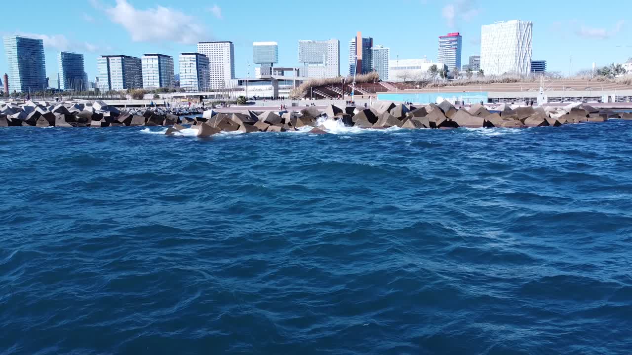 dji mini 2 in 4k로 해변에서 바르셀로나 포럼 항구에서 촬영된 영상