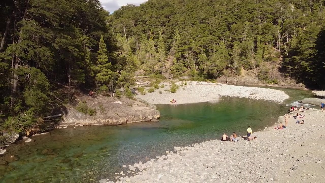 Riva di un fiume in un'area campeggio. Ripresa aerea a Cajón Del Azul, El Bolsón.
