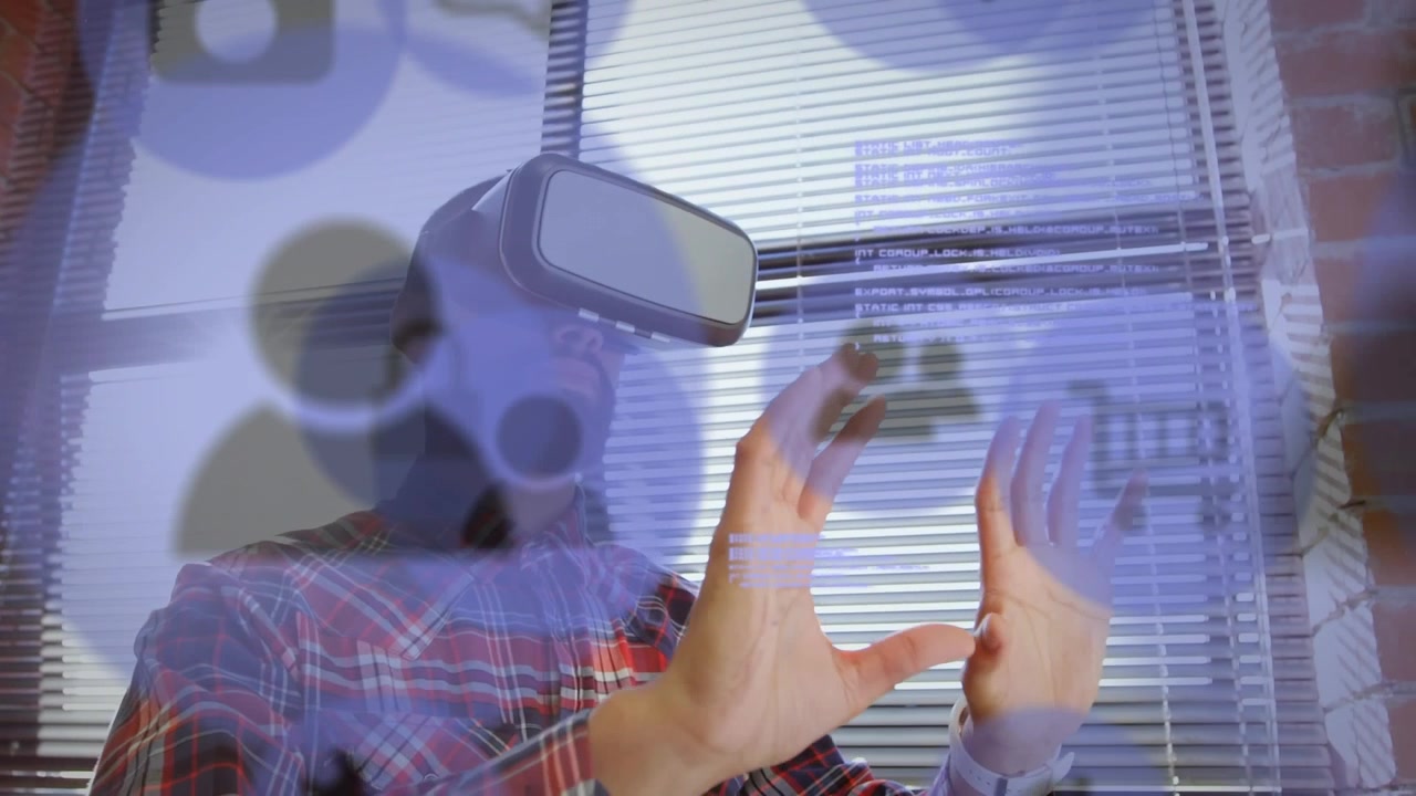 Animazione di icone digitali ed elaborazione dati su un uomo che indossa un visore VR in ufficio.