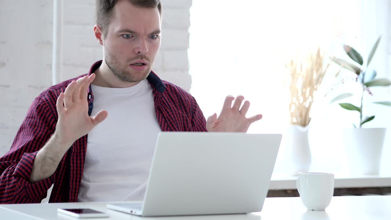 asombrado joven conmocionado por los resultados