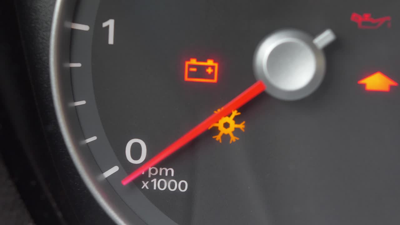 차를 시작하고 멈추는 타코미터 가이지는 가까이에서